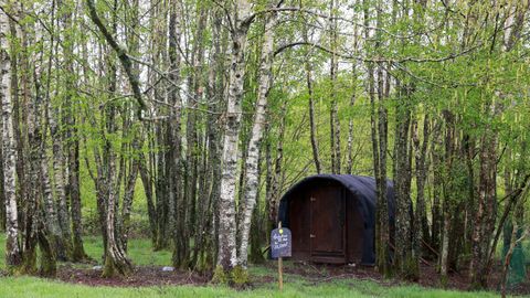 Hay cuatro caba�as realizadas en madera aprovechando parte del material original de la casa