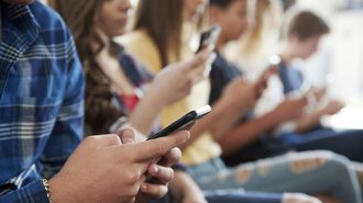 Menores consultando sus redes sociales.