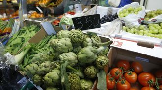 Imagen de archivo de un puesto de frutas y verduras en el mercado de abastos coru��s de la Plaza de Lugo.