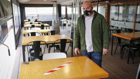 Paco G�mez, del restaurante A Feira, en uno de los comedores del local con mesas precintadas