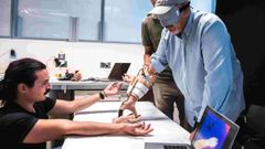 Fabrizio experimentando con la pr�tesis y los sensores durante las pruebas