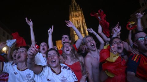Aficionados en la Plaza de la Catedral de Oviedo celebran el triunfo de la selecci�n espa�ola
