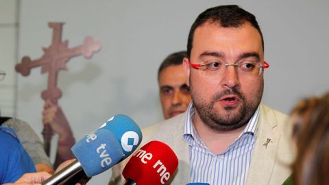 El secretario general de la Federaci�n Socialista Asturiana (FSA), Adri�n Barb�n