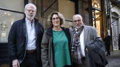 Enric Juliana, primero por la derecha, al recibir el Premio Lorca Guerra da Cal Blanco Amor en el 2023, tambi�n organizado por el Casino