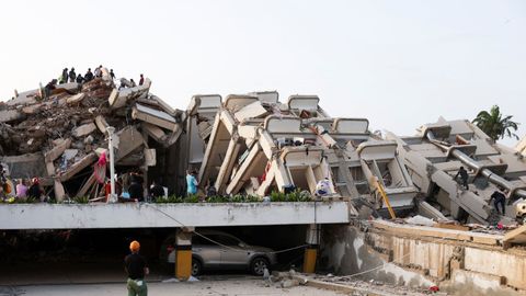 Edificios derruidos tras el doblete s�smico en Venezuela.