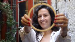 Tati Fern�ndez cambia el bastidor por una m�quina de bordado en cadeneta antigua, controlada mediante una manivela situada debajo, para hacer bordados personalizados en vivo. Destaca la santiaguesa que este es un formato para eventos �que no hace nadie por aqu��.