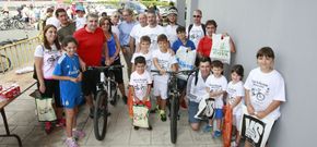 Los premiados posan con el edil de Deportes, la directora de La Caixa y personal de La Voz de Galicia.