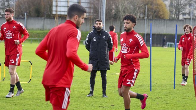 Romo hace dos meses dirigiendo su primer entrenamiento en el campo de A G&aacute;ndara. 