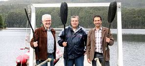 Miembros del CD San Ciprin y el alcalde, presentando los cursos.