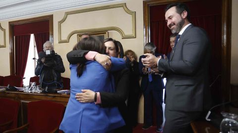 Efusivo abrazo entre Elena Candia y Mar�a Reigosa