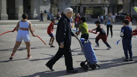 Nios y mayores en la plaza de Mara Pita, en A Corua