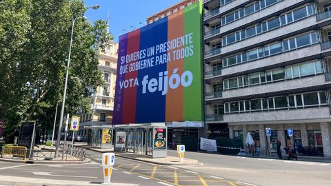La lona colocada por el Partido Popular en la avenida de la Castellana de Madrid.