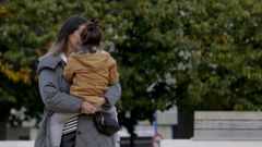 Mar�a Fern�ndez y su hijo J.V, de tres a�os, en un parque donde suele jugar. 