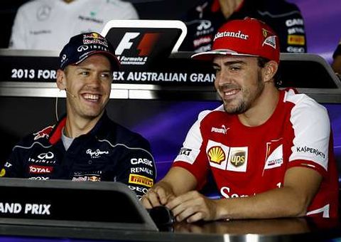 Vettel y Alonso bromean durante la rueda de prensa.