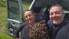 Rosario y Marcos, una pareja de percebeiros, exhiben orgullosos su bot�n de percebes nada m�s terminar la jornada laboral.