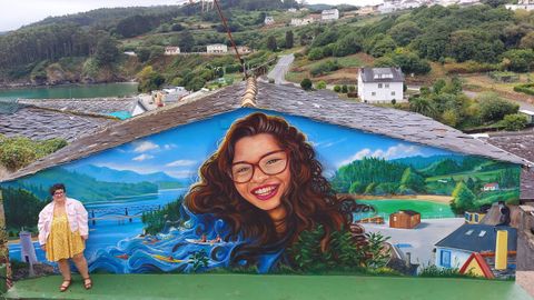<span lang= gl >O mural de Ux�a, con s�a nai ao p�</span>