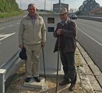 Luis Fern�ndez y Jes�s Santos est�n contentos por el radar <span lang= gl >�porque paseamos m�is tranquilos�</span>. Esperanza, delante de la farola donde se registr� el �ltimo accidente en San Pedro de N�s, �hace un mes�. Sobre estas l�neas, huellas de frenadas para evitar el radar. 