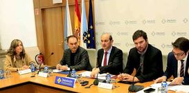Louz�n, flanqueado por Crespo y L�pez, presentaron ayer la iniciativa para aut�nomos y microempresas.