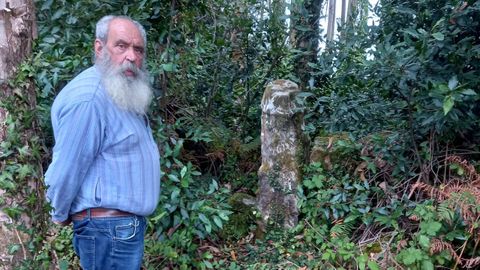 <span lang= gl >Riola ao p� da pedra que poder�a ser unha escultura f�lica ou unha obra da natureza</span>