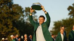 Rory McIlroy levantando el trofeo del Masters de Augusta y con la chaqueta verde
