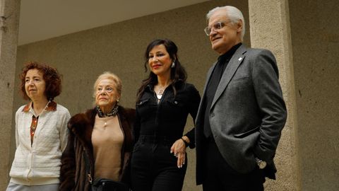 No medio, María Gómez e Susana Villalta, nai e irmán de Luísa Villalta, con Marilar Aleixandre e o presidente da Real Academia Galega, Víctor F. Freixanes