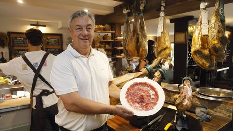 Jos� �ngel Gonz�lez, de la Jamoner�a Serrano, en Playa Am�rica (Nigr�n).