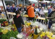 La plaza del Concello estaba ayer abarrotada de puestos de flores. 