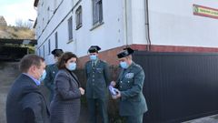 La subdelegada del Gobierno en A Coru�a, Mar�a Rivas, visit� ayer el cuartel, junto al alcalde de Fene, Juventino Trigo, y mandos de la Benem�rita