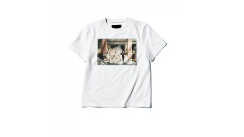 Annie Leibovitz x Zara. Camiseta con Fotografía Leibovitz seleccionó una imagen icónica de su archivo: Sarah Jessica Parker en 2005, rodeada de montañas de almohadas en el Hotel Plaza, antes de su renovación. La fotografía lleva la inconfundible firma de intimidad, humor, moda y fantasía de Leibovitz, y al imprimirse en una camiseta blanca se convierte en un emblema portátil de todas esas cualidades.