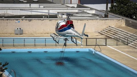 Un helic�ptero toma agua en una piscina de Monchique 