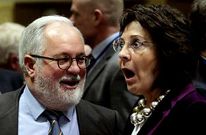 El ministro espa�ol de Pesca bromea con la comisaria griega Maria Damanaki.
