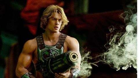 Nicholas Galitzine caracterizado como He-Man