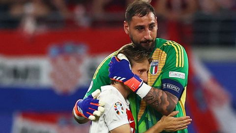 Donnarumma consuela a Modric tras concluir el partido.