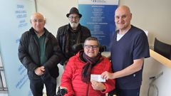 Julio Rey y Alfonso Cabado con el doctor Juan Garc�a Barreiro, presidente de ASER (Ayuda a Superar Enfermedades Raras), que entreg� un donativo a Domingo Presas, coordinador de la asociaci�n ASEM de enfermedades 
neurol�gicas musculares. 