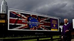 �Qui�n est� realmente al mando de este pa�s?, se preguntan en el cartel electoral los euroesc�pticos al mando de Farage.