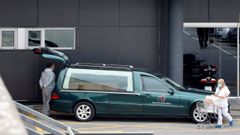 Un coche fnebre en las proximidades de Urgencias del Hospital Universitario Central de Asturias (HUCA)