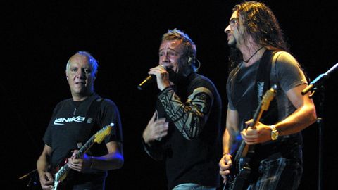 Mario Mart�nez, a la izquierda, durante un concierto de La Uni�n en Galicia