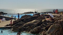Las rocas son los recipientes del agua de las piscinas, una con menos profundidad para los nios, y otra es posiblemente la primera infinity, en una simbiosis con la naturaleza.
