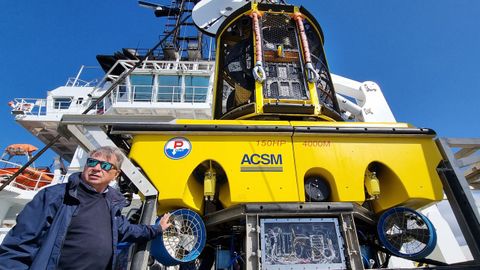 Jos Cubeiro, director de ACSM, ante el ROV que bajar al Pitanxo en Terranova para filmarlo.