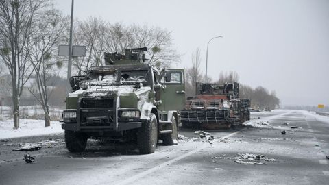 Una vista muestra vehculos militares destruidos en una carretera de Kharkiv, Ucrania.