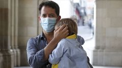 �ngel Cerqueiro y su hijo, de dos a�os, que no pudo viajar con su madre a Eslovenia por un error en la normativa anticovid