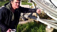 Manuel P�rez se�ala la piedra que insertaron en la lancha que tiene en su propiedad.