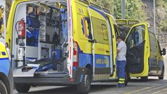 Una ambulancia, en la entrada de urgencias del hospital Montecelo, en Pontevedra