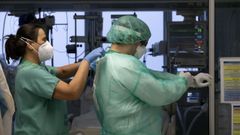 Sanitarios en la uci covid del HULA en una foto de archivo