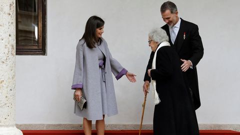 Durante la entrega del premio Cervantes, Letizia tambin recuper un abrigo y un vestido de Carolina Herrera, que luci en el 2016 en una visita en Portugal