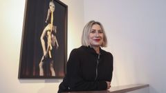 Carmen Calvo, en la galer�a Trinta, posando con una de sus obras.