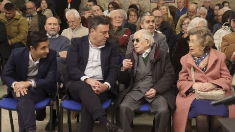 De izquierda a derecha, Jos&eacute; Manuel Rey Varela, Valent&iacute;n Gonz&aacute;lez Formoso, MIguel Carlos Vidal y la esposa del poeta, Mar&iacute;a Jos&eacute;.