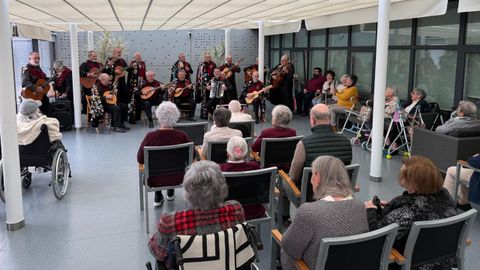 Usuarios del Remanso, en Los Rosales, en el concierto de la Tuna de Veteranos