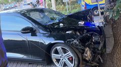 El coche se sali� de la carretera y arroll� a la mujer.