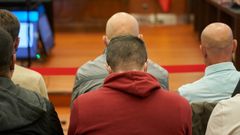 Algunos de los diez acusados durante un juicio, en el 2022, contra diez personas acusadas de pagar por tener sexo con menores tutelados